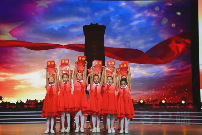 张艺谋官宣新谋女郎！王家卫暗戳戳点赞拉踩导演对比贴，大导间也暗潮汹涌